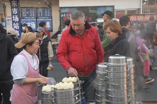 中俄互免旅游签证,俄罗斯游客到黑河市吃早餐。