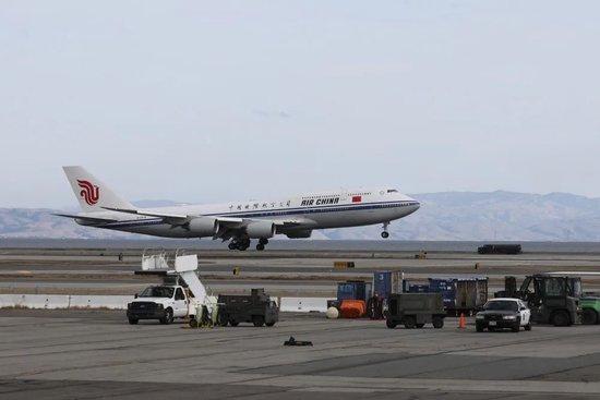 当地时间14日14时35分许,国家主席习近平抵达美国旧金山,将同美国总统拜登举行中美元首会晤,同时出席亚太经合组织第三十次领导人非正式会议。新华社记者 姚大伟 摄