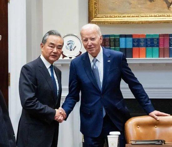 当地时间10月27日,美国总统拜登在白宫会见到访的中共中央政治局委员、外交部长王毅 图:新华社