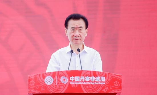 2021年5月,第二届中国丹寨非遗周在丹寨万达小镇开幕,王健林参加开幕仪式/图源:中国丹寨非遗周组委会