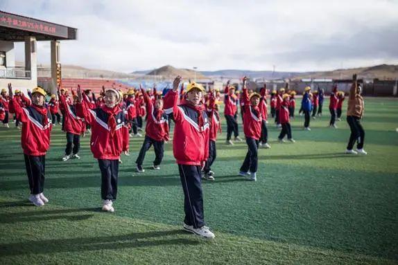 那曲市班戈县中石化小学学生在操场上活动。单劼 摄