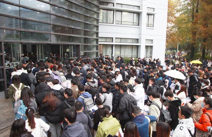 2023年11月26日,江苏省南京市,国考公共科目笔试考点,考生进场。ic 图