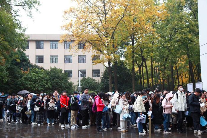 2023年11月26日,江苏省南京市,国考公共科目笔试考点外,考生在等候进场。ic 图