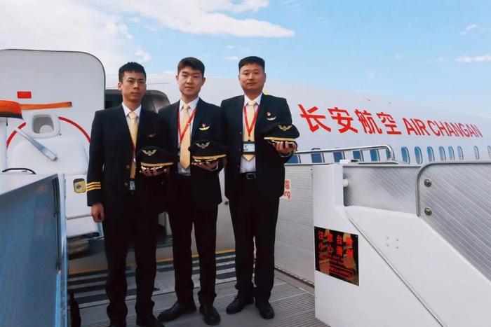 长安航空9h8409飞行机组合影(从左至右:观察员黄威勉、机长杨紫龙、副驾驶曹亮)