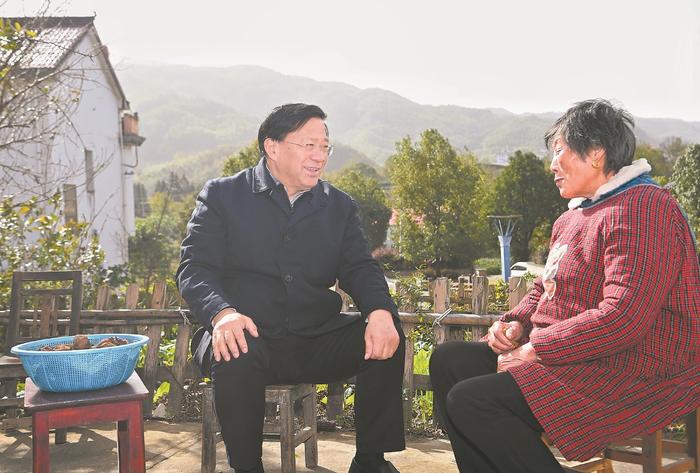 韩俊在金寨县青山镇尧塘村随机走访(来源:安徽日报)