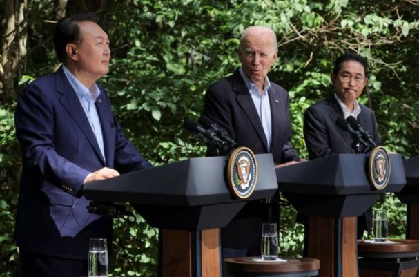 韩国总统尹锡悦、美国总统拜登与日本首相岸田文雄在戴维营。图源:央视新闻
