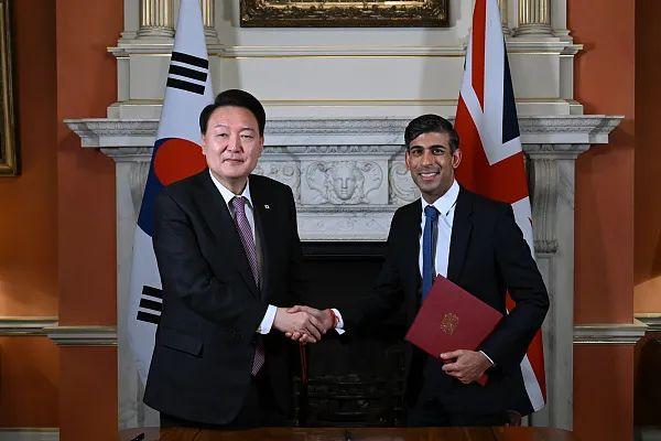 当地时间11月22日,韩国总统尹锡悦同英国首相苏纳克在英国首相府签署《唐宁街协议》。图源:视觉中国