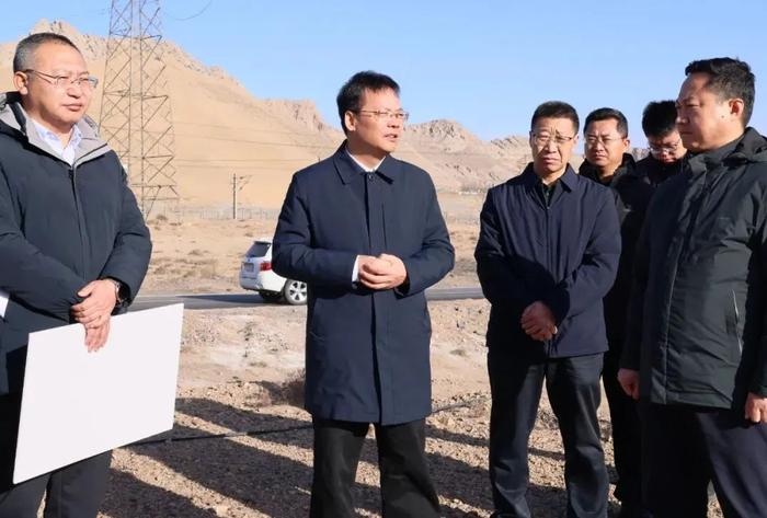 唐毅(左二)在海南区检查督导整改