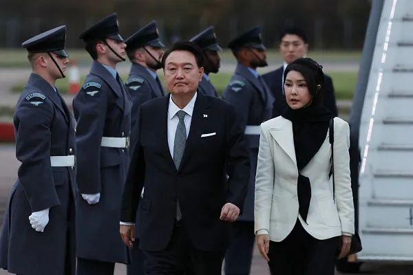 当地时间11月20日,韩国总统尹锡悦与夫人金建希抵达伦敦。图源:视觉中国