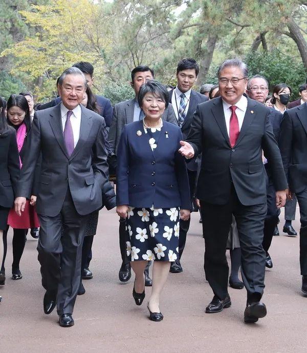 中共中央政治局委员、外交部长王毅同韩国外长朴振、日本外相上川阳子共同出席第十次中日韩外长会。图源:外交部网站