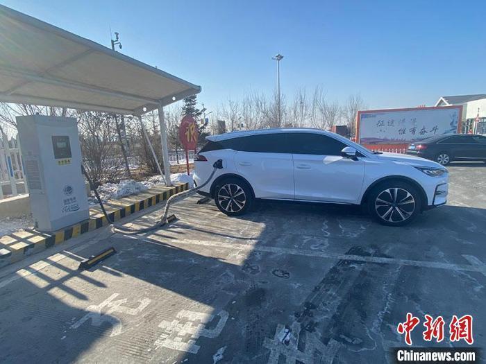资料图:新能源汽车正在充电。李丹 摄