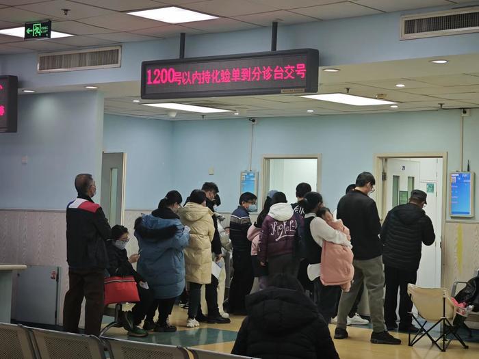 图:11月25日凌晨1点,北京儿童医院内科小夜门诊 张英/摄