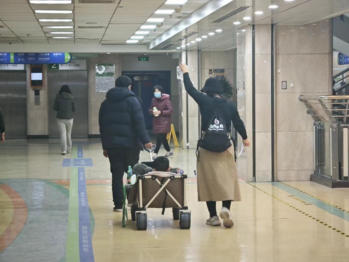 图:手提输液瓶的家长 张英/摄