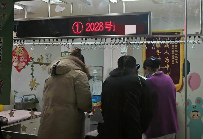 图:11月25日凌晨1点,北京儿童医院输液中心 张英/摄