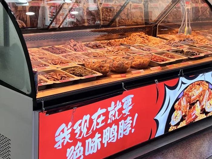 鸭脖店内的暖色灯光,让食品看起来更美味,且覆盖了食品原本的色泽。
