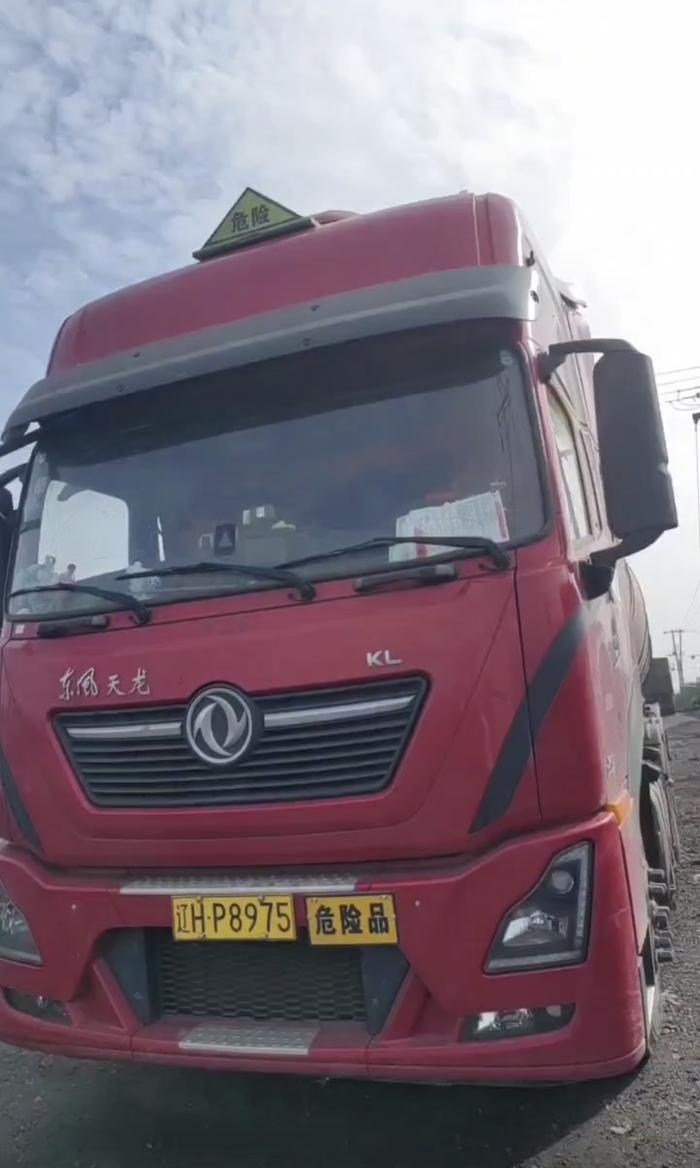 事发时白莉波驾驶的危化品运输槽罐车。 受访者供图