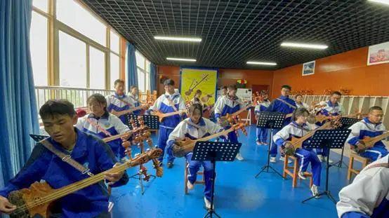山南市第二高级中学在弹奏藏族传统乐器扎木念。(山南市第二高级中学供图)