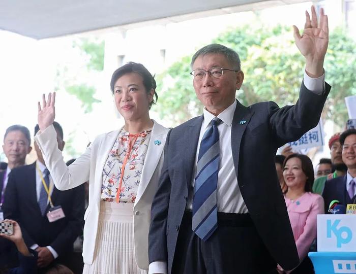 柯文哲(右)搭档吴欣盈(左)登记参选2024台湾地区领导人。图源:视觉中国