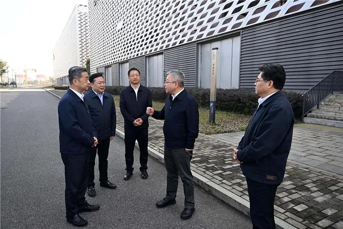 11月28日,沈晓明不打招呼暗访了益阳高新区投资数亿元为企业定制厂房,未能实现正常运营及获取租金等问题。图源:湖南日报