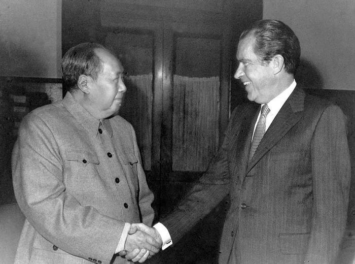1972年2月,毛泽东会见尼克松。